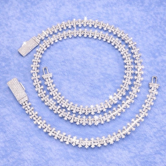 Elegant Silver Necklace with bracelet